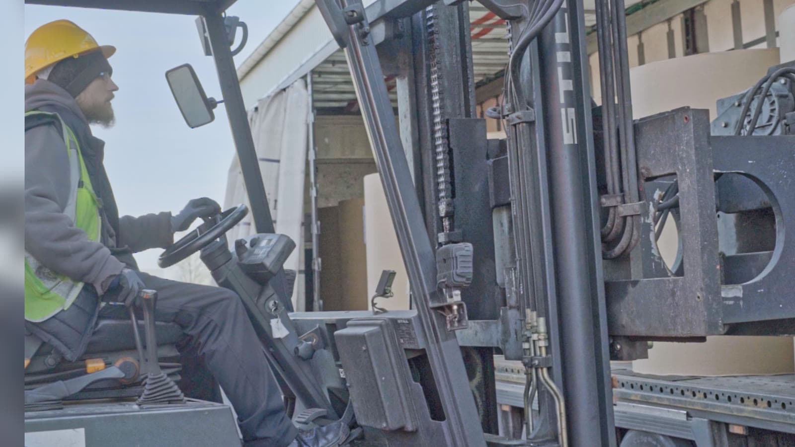 Staplerfahrer bei der Arbeit im Seehafen Rostock
